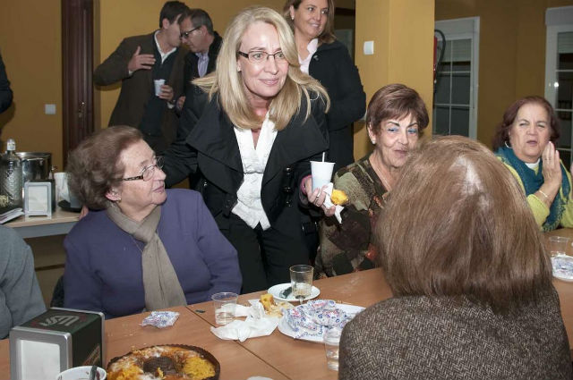 La Alcaldesa comparte una merienda navideña con los mayores del 'Silvestre González'